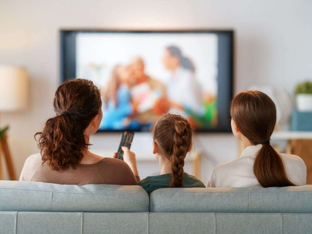 Famiglia che guarda la televisione