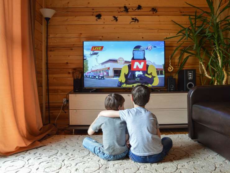 Bambini che guardano la TV
