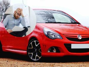 auto e uomo disperato