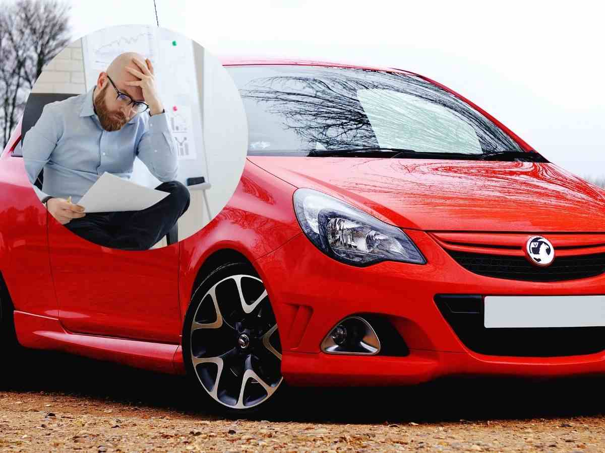 auto e uomo disperato