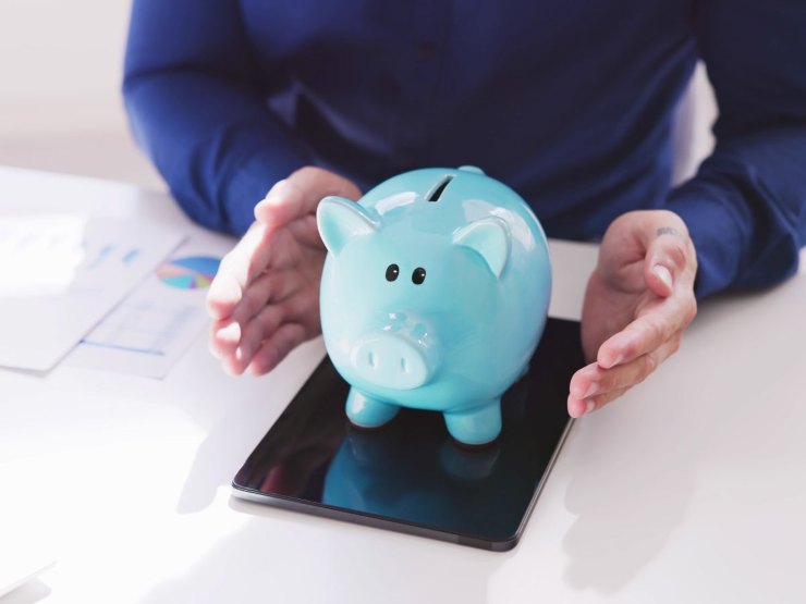 mani che proteggono un salvadanaio